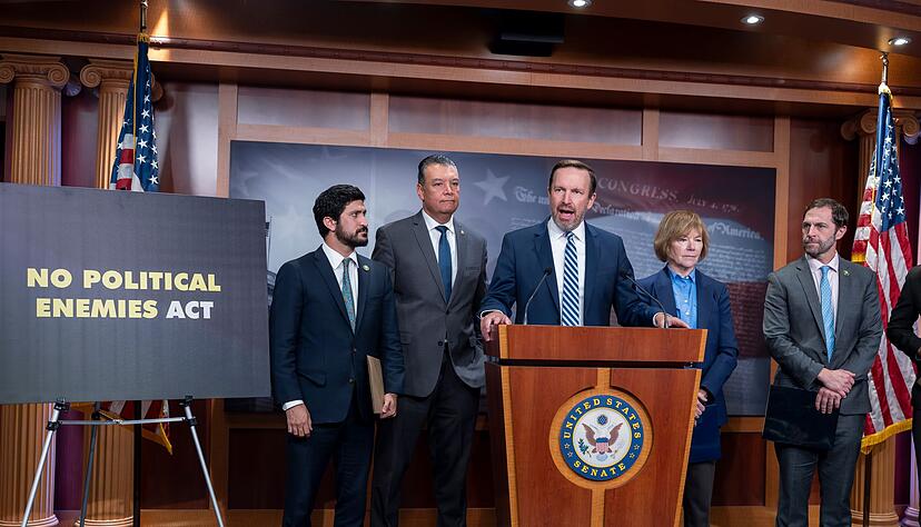 «Trump weist derzeit das Justizministerium an, Jagd auf seine politischen Feinde zu machen», sagt der demokratische Senator Chris Murphy. «Trump weist derzeit das Justizministerium an, Jagd auf seine politischen Feinde zu machen», sagt der demokratische Senator Chris Murphy.