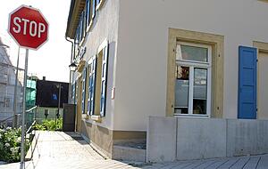 Kleiner Aufwand mit großer Wirkung im Tal: Diese Mauer schützt das Rathaus vor dem Eintritt von Wasser. Kleiner Aufwand mit großer Wirkung im Tal: Diese Mauer schützt das Rathaus vor dem Eintritt von Wasser.