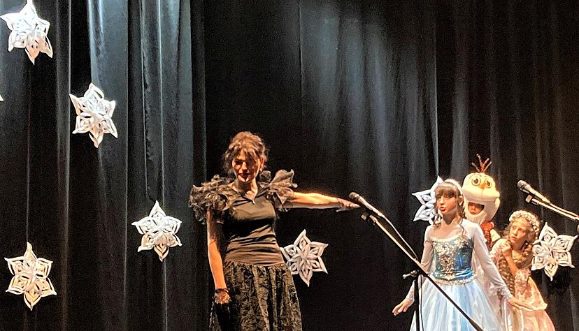 Ein Stück Heimat zum Nikolaustag: Im Bad Rappenauer Kurhaus führten aus der Ukraine geflüchtete Menschen ein Theaterstück rund um die Eiskönigin Elsa auf, die von einer Hexe verzaubert wird.
Foto: Elfi Hofmann Ein Stück Heimat zum Nikolaustag: Im Bad Rappenauer Kurhaus führten aus der Ukraine geflüchtete Menschen ein Theaterstück rund um die Eiskönigin Elsa auf, die von einer Hexe verzaubert wird.
Foto: Elfi Hofmann