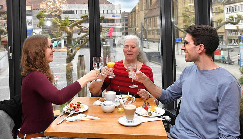 Genießen nicht nur das Frühstücksbuffet, sondern auch den Ausblick im Kaffeehaus Excellent (v. l.): Alicia Dopfner, Monika Wiedenbauer und Marlon Lux. Foto: Mario Berger Genießen nicht nur das Frühstücksbuffet, sondern auch den Ausblick im Kaffeehaus Excellent (v. l.): Alicia Dopfner, Monika Wiedenbauer und Marlon Lux. Foto: Mario Berger