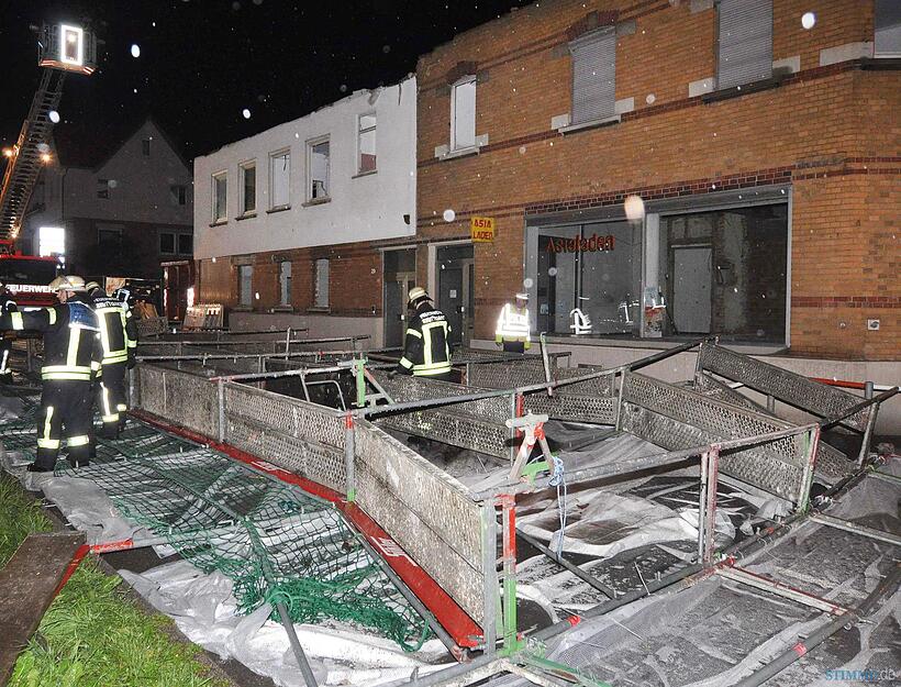 Feuerwehrkr&auml;fte sichern am 25.06.2016 in Stuttgart (Baden-W&uuml;rttemberg) ein Bauger&uuml;st, das nach einem Unwetter umgekippt war. Foto: Andreas Rosar/dpa (zu dpa: "Unwetter treffen den S&uuml;dwesten - 25 Verletzte bei Musikfestival" vom 25.06.2016) +++(c) dpa - Bildfunk+++ | Verwendung weltweit
