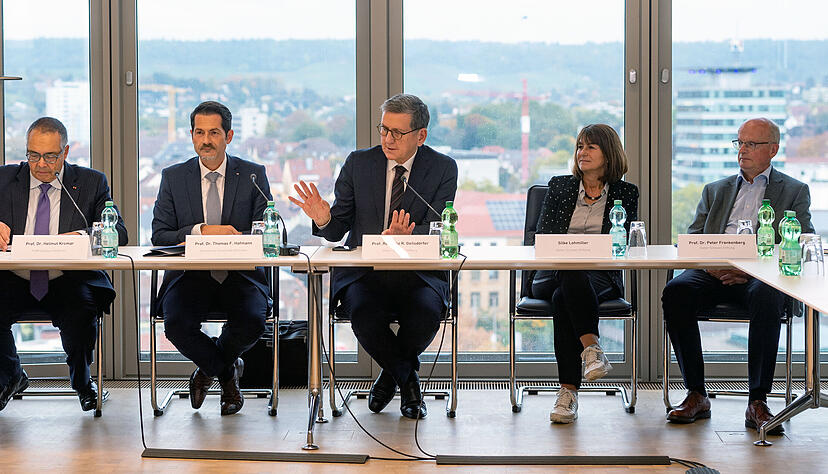 Von links: Helmut Krcmar, Thomas Hofmann, Reinhold Geilsdörfer, Silke Lohmiller und Peter Frankenberg bei der Pressekonferenz.