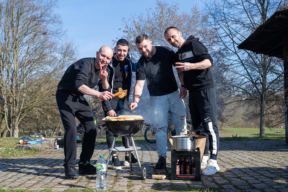 Angrillen bei frühlingshaften Temperaturen: Eine gute Idee, dachten sich diese jungen Männer.