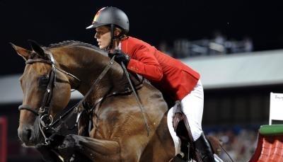 Meredith Michaels-Beerbaum überspringt mit ihrem Pferd Shutterfly ein Hindernis. Meredith Michaels-Beerbaum überspringt mit ihrem Pferd Shutterfly ein Hindernis.