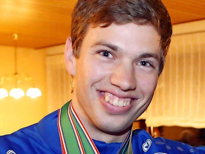 Mehr geht in seiner Sportart nicht: Mit gleich drei Goldmedaillen ist der Oedheimer von der WM in Japan zur&uuml;ckgekehrt. Im Slalom, Riesenslalom und in der Kombination ist der Nationalmannschaftsfahrer der Schnellste. Entsprechend feierlich empf&auml;ngt der TSV ihn im Oktober.