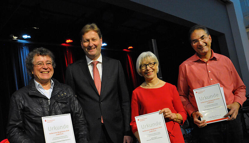 Ralf Peter Beitner, Vorstandschef der Kreissparkasse Heilbronn (2. v.l.), mit den Preisträgern Heinz Deininger (v.l.) vom Freundeskreis "Ehemalige Synagoge Affaltrach", Hertha Baumgart vom Verein "Kultur im Dorf Kochertürn" und Gregor Haag von "Degmarn bewegt".