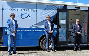 Vor dem Untersuchungsbus (v.l.): Stefan Brockmann (Landesgesundheitsamt), Thomas Lampert (Robert-Koch-Institut), Landrat Matthias Neth, Claudia Santos-Hövener (Robert-Koch-Institut), Bürgermeister Christoph Spieles, Antje Haack-Erdmann, Leiterin des Gesundheitsamts, und Gunnar Kreidl, Ortsbeauftragter des THW Pfedelbach. Vor dem Untersuchungsbus (v.l.): Stefan Brockmann (Landesgesundheitsamt), Thomas Lampert (Robert-Koch-Institut), Landrat Matthias Neth, Claudia Santos-Hövener (Robert-Koch-Institut), Bürgermeister Christoph Spieles, Antje Haack-Erdmann, Leiterin des Gesundheitsamts, und Gunnar Kreidl, Ortsbeauftragter des THW Pfedelbach.