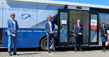 Vor dem Untersuchungsbus (v.l.): Stefan Brockmann (Landesgesundheitsamt), Thomas Lampert (Robert-Koch-Institut), Landrat Matthias Neth, Claudia Santos-Hövener (Robert-Koch-Institut), Bürgermeister Christoph Spieles, Antje Haack-Erdmann, Leiterin des Gesundheitsamts, und Gunnar Kreidl, Ortsbeauftragter des THW Pfedelbach.