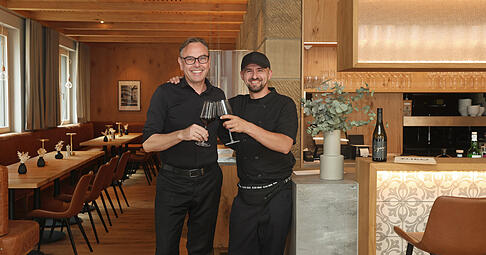 Gastronom Rainer Mosthaf (links) und Küchenchef Defrim Salihu im neuen  Lokal Theo am Erlenbacher Marktplatz.