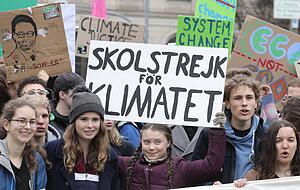 Sympathie f&uuml;r Artikel Art. 20a und die Bewegung Fridays for Future. Das Foto zeigt die schwedische Sch&uuml;lerin Greta Thunberg bei einer Kundgebung am Brandenburger Tor, w&auml;hrend die deutsche Klimaaktivistin Lisa Neubauer (2.v.l.) neben ihr steht. Foto: dpa