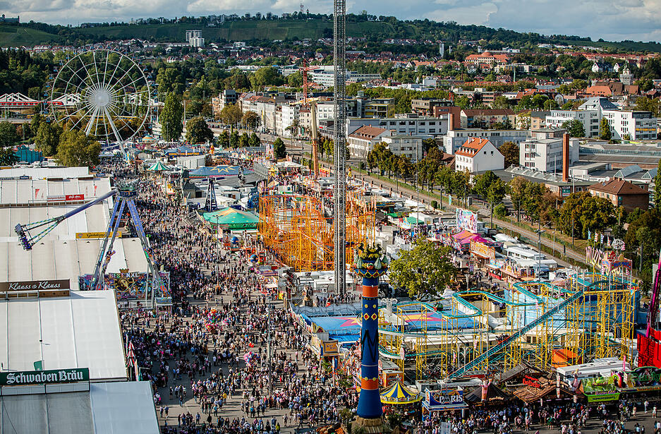 23.09.2023, Baden-Württemberg, Stuttgart: Zahlreiche Besucher genießen bei Sonnenschein das 176. Cannstatter Volksfest auf dem Cannstatter Wasen. Foto: Christoph Schmidt/dpa +++ dpa-Bildfunk +++