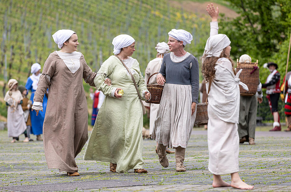 Da ist die Welt noch in Ordnung. Bevor es zum Sturm der Burg und der Stadt durch die Aufständischen kommt, spielt sich vor den Stadttoren der Alltag ab. Kinder spielen, Frauen unterhalten sich.