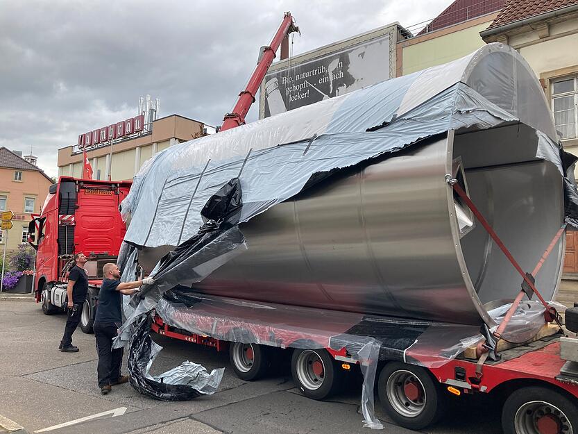 Wie eine Raketen-Endstufe mutet das neue Silo an, in dem künftig das Brauerei-Endprodukt Treber der Eppinger Palmbräu zwischengelagert wird.