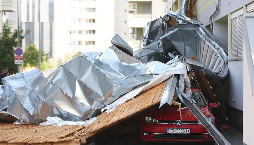 Die Sturmb&ouml;en waren so stark, dass Teile eines Dachs in Zagreb auf Autos landeten.