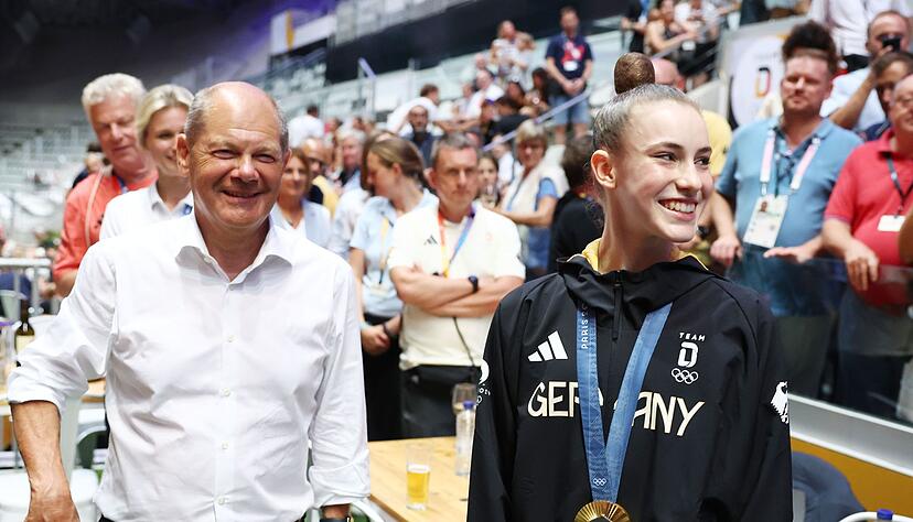 Freude bei Kanzler Olaf Scholz über Gold für Daraj Varfolomeev. Freude bei Kanzler Olaf Scholz über Gold für Daraj Varfolomeev.