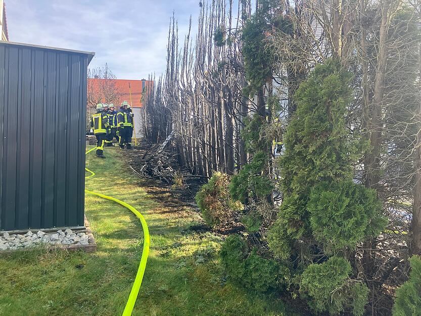 Auslöser war nach ersten Erkenntnissen eine in der Heckenbuschstraße brennende Hecke.