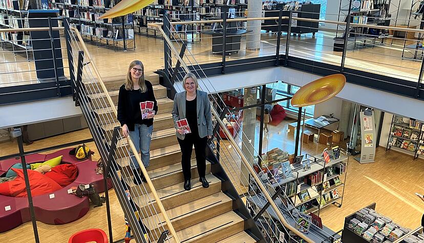 Leiterin Dorothee Wiegand (rechts) und Kultur- und Medienbildnerin Selina Schmitt freuen sich immer noch auf den Umbau der Mediathek in Neckarsulm, der mehr Platz und bessere Nutzbarkeit bringen soll.