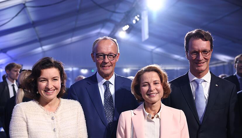 Bundeskanzler Friedrich Merz und NRW-Ministerpräsident Hendrik Wüst haben den Supercomputer «Jupiter» in Jülich in Betrieb genommen. Bundeskanzler Friedrich Merz und NRW-Ministerpräsident Hendrik Wüst haben den Supercomputer «Jupiter» in Jülich in Betrieb genommen.