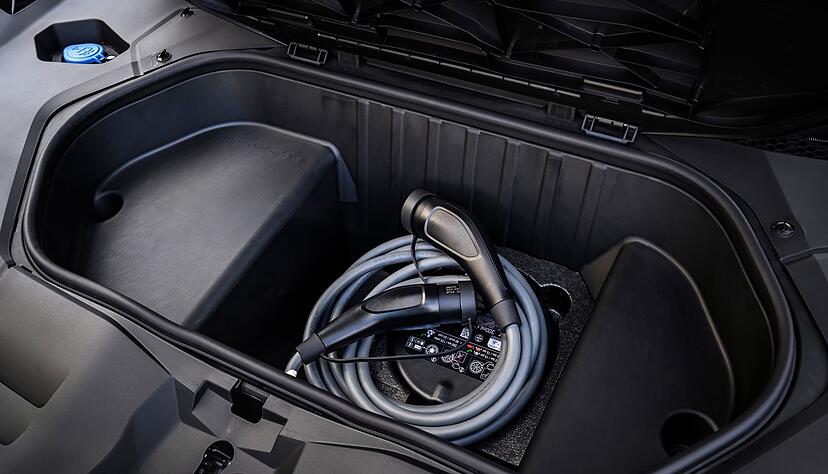 N&uuml;tzliche Nische: Im 58 Liter gro&szlig;en Frunk unter der Fronthaube l&auml;sst sich noch so manches verstauen.