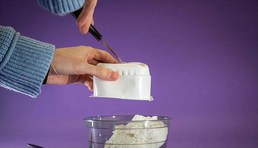 Schritt 3: Warten bis der Quark aus dem Becher rutscht.