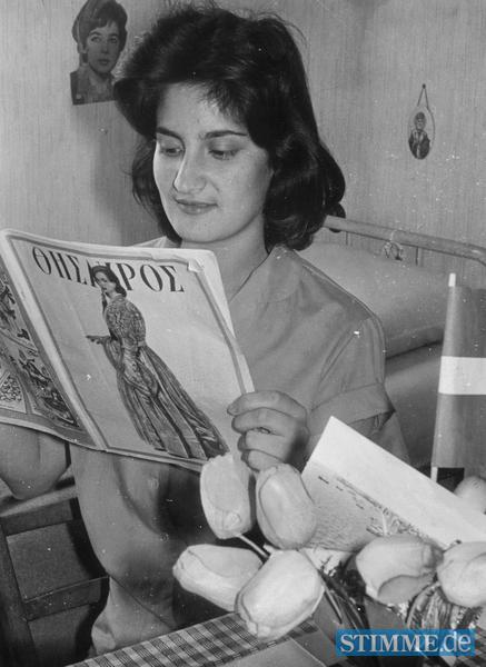 1961: Aus der griechischen Provinz Mazedonien kommt das Mädchen nach Neckarsulm. Die Südländerin bei der Lektüre eines heimatlichen Journals.