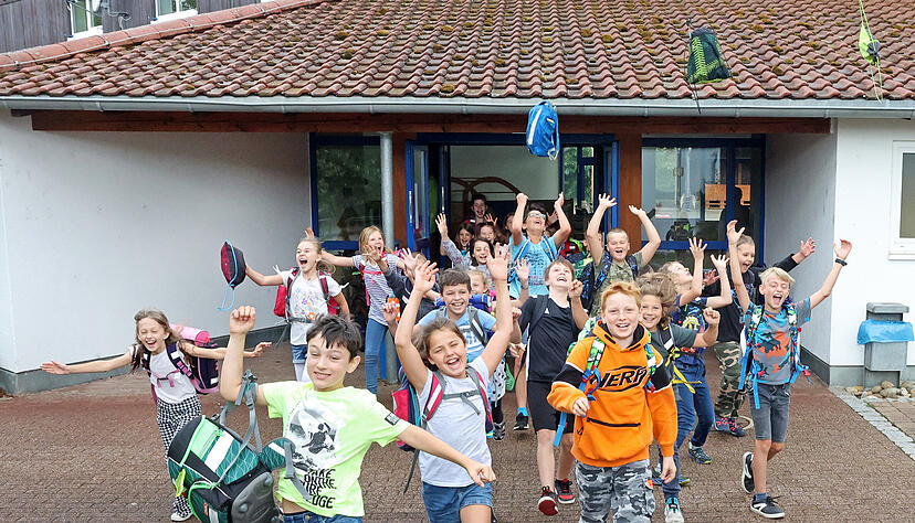 Jipi, endlich Sommerferien! Die Schülerinnen und Schüler der Grundschule in Duttenberg freuen sich, mehr als sechs Wochen frei zu haben. Jipi, endlich Sommerferien! Die Schülerinnen und Schüler der Grundschule in Duttenberg freuen sich, mehr als sechs Wochen frei zu haben.