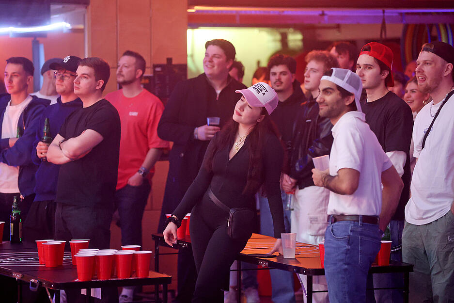Das Bierpong-Event von Eventeffekt sorgt in Bad Rappenau-Heinsheim f&uuml;r eine volle Halle und ausgelassene Stimmung.