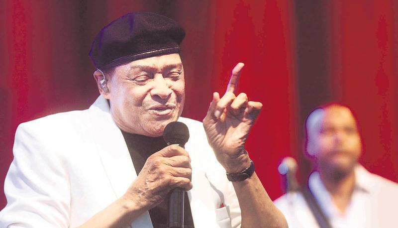 Man muss sich ihn als glücklichen Menschen vorstellen: Al Jarreau am Sonntag im Audi-Forum Neckarsulm.
Foto: Ralf Seidel Man muss sich ihn als glücklichen Menschen vorstellen: Al Jarreau am Sonntag im Audi-Forum Neckarsulm.
Foto: Ralf Seidel