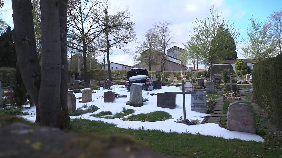 Die Feuerwehr löschte das brennende Fahrzeug. Die Höhe des Sachschadens war zunächst nicht bekannt. Die Feuerwehr löschte das brennende Fahrzeug. Die Höhe des Sachschadens war zunächst nicht bekannt.