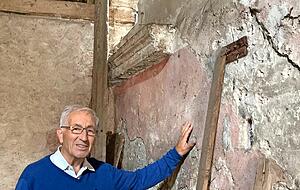 Vorsitzender Peter-Paul Ophey an einer Spur an der Wand: War hier eine Treppe? Vorsitzender Peter-Paul Ophey an einer Spur an der Wand: War hier eine Treppe?