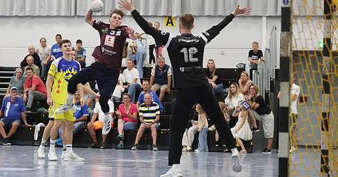 Louis Sacherow, hier in einem Testspiel vor der Saison beim Wurf, hat in dieser Drittliga-Runde nur ganz wenige Spielminuten bekommen. Aber in Leutershausen traf er entscheidend f&uuml;r den TSB Horkheim.