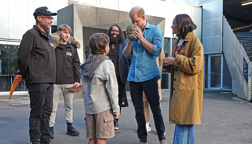 Harry und Meghan lie&szlig;en sich einen Marngrook-Ball zeigen, der f&uuml;r ein traditionelles indigenes Ballspiel benutzt wird.