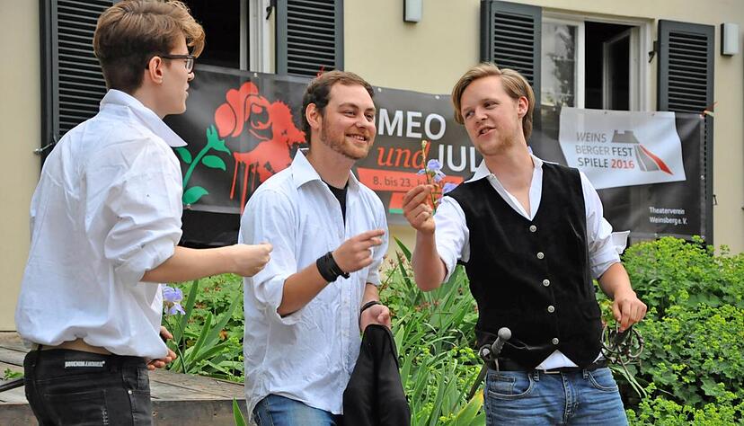 Schnipsen mit Spa&szlig; zum Shakespeare-Sonett im Originaltext (von links): Corbin Brucker als Benvolio, Stefan Vitelariu als Romeo und Hardy J&uuml;rgens als Mercutio.
