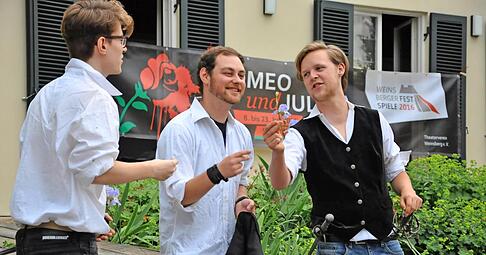 Schnipsen mit Spaß zum Shakespeare-Sonett im Originaltext (von links): Corbin Brucker als Benvolio, Stefan Vitelariu als Romeo und Hardy Jürgens als Mercutio. Schnipsen mit Spaß zum Shakespeare-Sonett im Originaltext (von links): Corbin Brucker als Benvolio, Stefan Vitelariu als Romeo und Hardy Jürgens als Mercutio.
