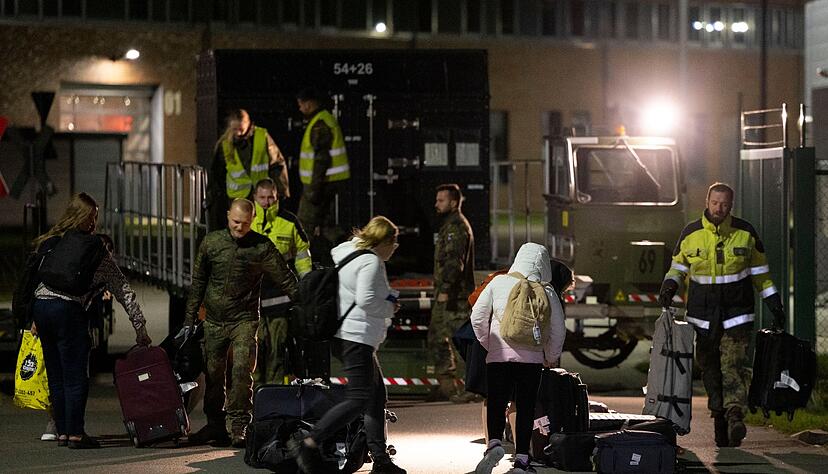 Angehörige der Bundeswehr laden in Wunstorf das Gepäck der aus Israel eingeflogenen Deutschen aus. Angehörige der Bundeswehr laden in Wunstorf das Gepäck der aus Israel eingeflogenen Deutschen aus.