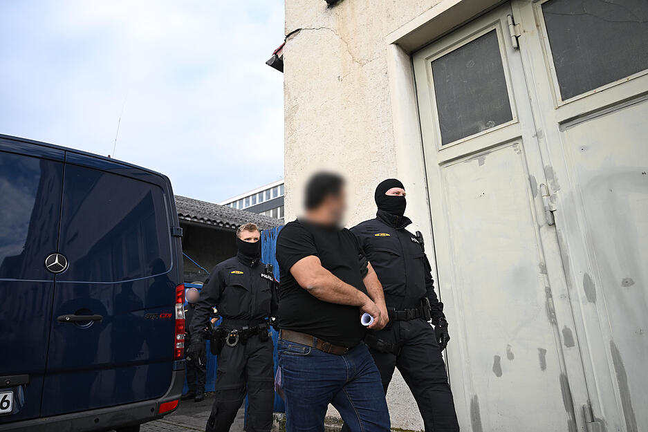 Die Polizei f&uuml;hrt einen Mann nach einer Razzia gegen eine georgische Diebesbande ab.