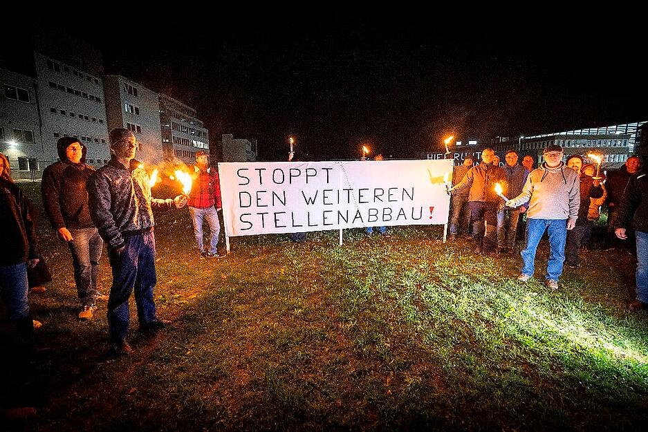 Bosch-Beschäftigte haben in Leonberg mit einer Nacht-Aktion gegen den Stellenabbau ihres Unternehmens demonstriert.