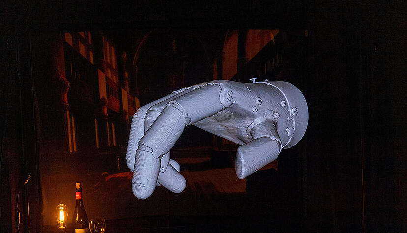 Im Verlies der G&ouml;tzenburg wirkt es so, als w&uuml;rde die eiserne Hand des G&ouml;tz von Berlichingen in digitalisierter Form im Raum schweben.