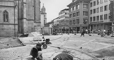 Pflasterarbeiten für den neuen Kiliansplatz im Jahr 1988.
Foto: Archiv Pflasterarbeiten für den neuen Kiliansplatz im Jahr 1988.
Foto: Archiv