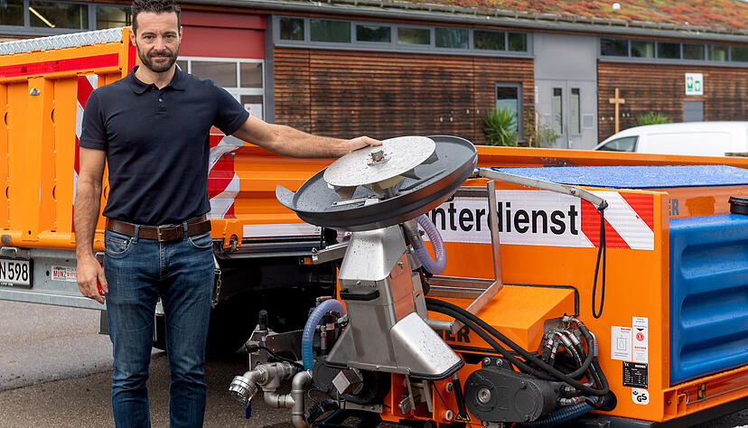 Auf dem Weg zur Smartcity: Neckarsulm will den Winterdienst mit Sensoren optimieren. Bauhofleiter Michel Hettich nimmt die neuen Winterdienst-Geräte in Dienst. Auf dem Weg zur Smartcity: Neckarsulm will den Winterdienst mit Sensoren optimieren. Bauhofleiter Michel Hettich nimmt die neuen Winterdienst-Geräte in Dienst.