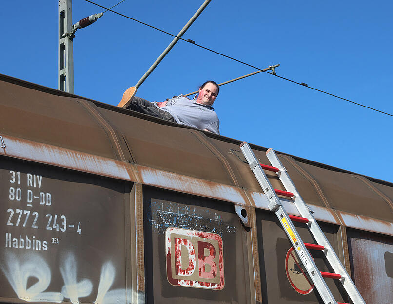 Ein Protagonist ist auf dem Zugdach.
