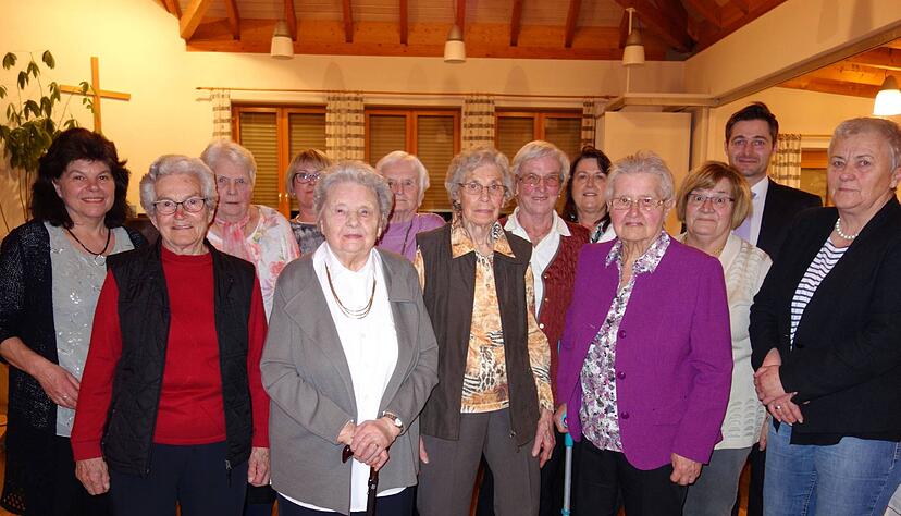 Bürgermeister Björn Steinbach im Kreis der aktuellen und ehemaligen Landfrauenführung und der Gründungsmitglieder.
Foto: Roland Kress Bürgermeister Björn Steinbach im Kreis der aktuellen und ehemaligen Landfrauenführung und der Gründungsmitglieder.
Foto: Roland Kress