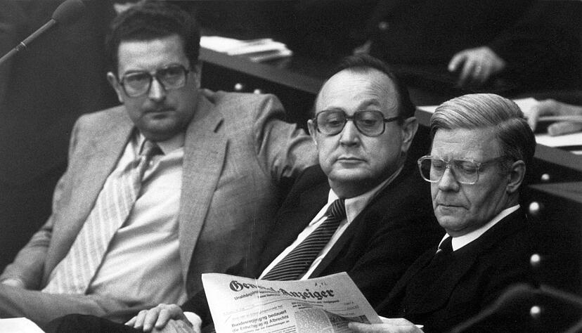 Gerhart Baum (links) mit Hans-Dietrich Genscher und Helmut Schmidt auf der Regierungsbank in Bonn. (Archivbild)