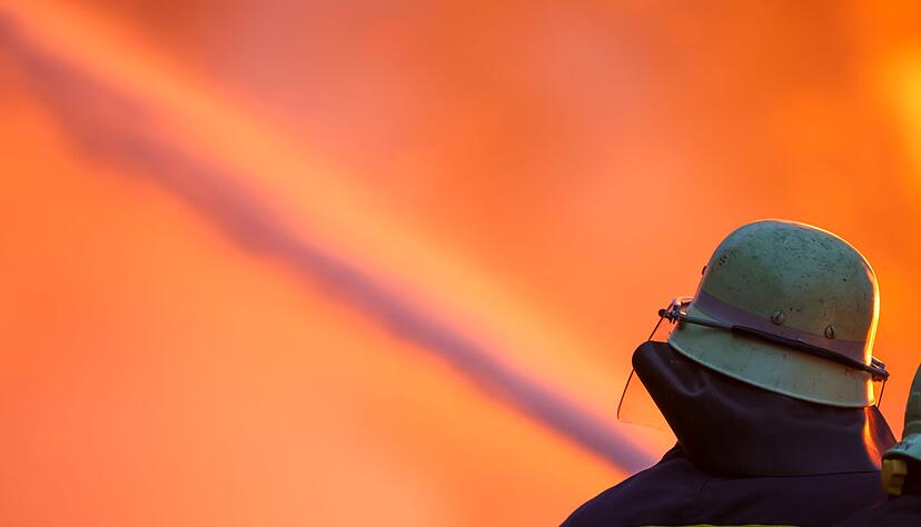 Die Einsatzkräfte bekämpften den Brand. (Symbolbild) Die Einsatzkräfte bekämpften den Brand. (Symbolbild)