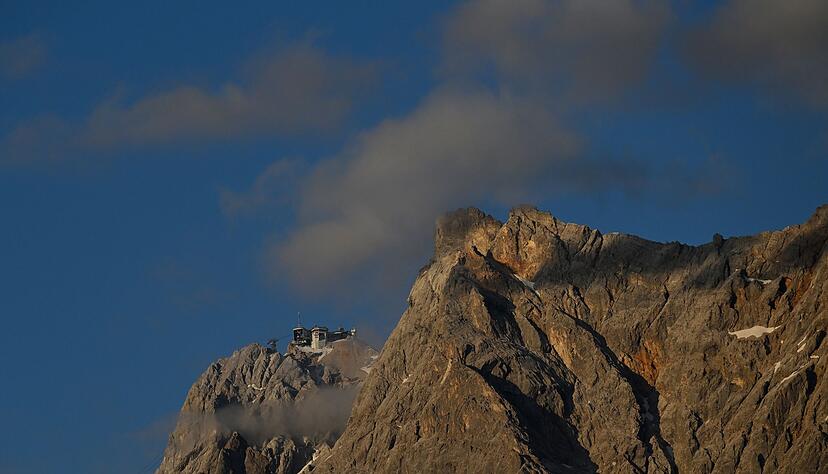 Ein 19-Jähriger aus Baden-Württemberg ist auf einem Klettersteig an der Zugspitze tödlich verunglückt. (Archivbild)