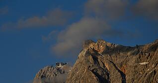 Ein 19-Jähriger aus Baden-Württemberg ist auf einem Klettersteig an der Zugspitze tödlich verunglückt. (Archivbild)