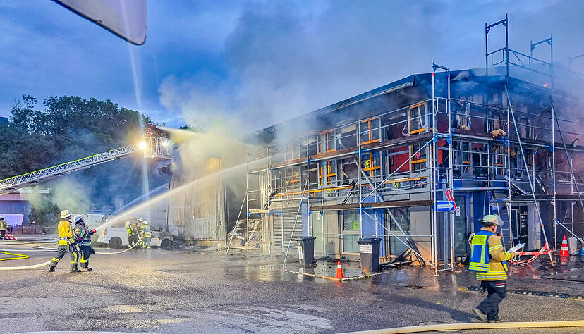 Beim Brand der Lagerhalle ist ein geschätzter Schaden von etwa einer Million Euro entstanden. Beim Brand der Lagerhalle ist ein geschätzter Schaden von etwa einer Million Euro entstanden.