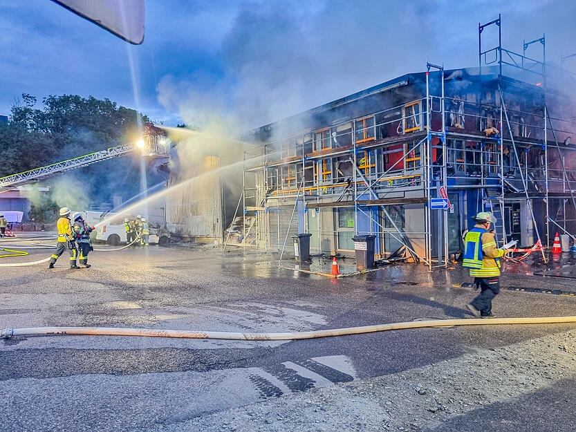 Beim Brand der Lagerhalle ist ein geschätzter Schaden von etwa einer Million Euro entstanden. Beim Brand der Lagerhalle ist ein geschätzter Schaden von etwa einer Million Euro entstanden.