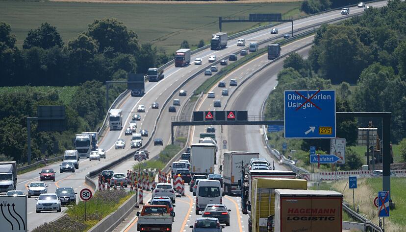 Augen auf im Straßenverkehr: Das sollte generell selbstverständlich sein. Doch erst recht im Bereich von Baustellen, wo es oft nur viel langsamer vorangehen darf. Augen auf im Straßenverkehr: Das sollte generell selbstverständlich sein. Doch erst recht im Bereich von Baustellen, wo es oft nur viel langsamer vorangehen darf.