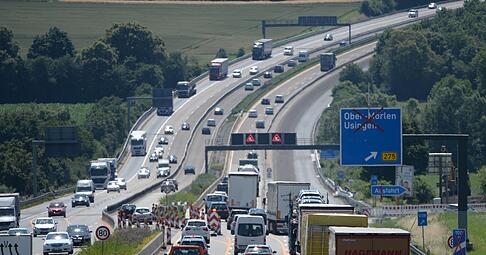 Augen auf im Straßenverkehr: Das sollte generell selbstverständlich sein. Doch erst recht im Bereich von Baustellen, wo es oft nur viel langsamer vorangehen darf.